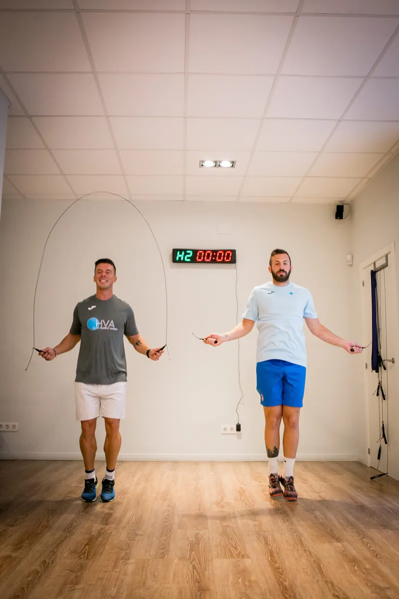 Dos personas saltando a la comba en la sala de HVA.