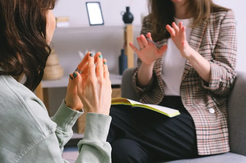 Imagen ilustrativa de dos personas conversando durante una sesión; no muestra al equipo de HVA.